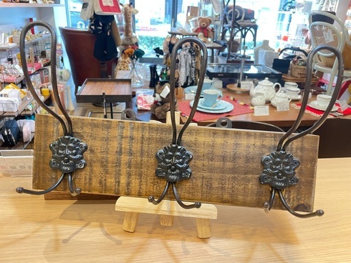 B7101【ディーボディ】 壁掛けフック インダストリアル 3連 アンティーク B7101【ディーボディ】 壁掛けフック インダストリアル 3連 アンティーク