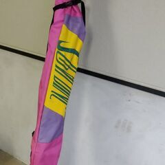 スキー板とストック（袋付き）の画像