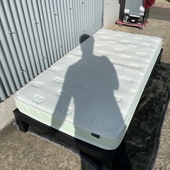 シングルベッド　マットレス付き　金属フレーム　使用期間短い　の画像