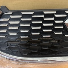 ダイハツ　キャスト　バンパー　ラジエター　グリル　メッキの画像