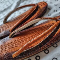中古・天然革　ワニ革　草履　台細め　２石の鼻緒の画像