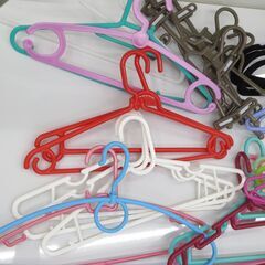 ■ハンガー　いろいろ　まとめ　30本くらい　ズボンハンガー　ずれおちないハンガーなどの画像