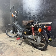 ★支払総額6.8万円★買取強化中！まずはカンタン無料査定まで！ ホンダ スーパーカブ50FI 黒 AA01　カスタムカブ！ 社外レッグシールド！ 社外リアサス！ 社外リアキャリア！の画像