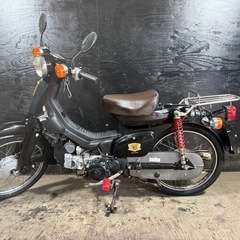 ★支払総額6.8万円★買取強化中！まずはカンタン無料査定まで！ ホンダ スーパーカブ50FI 黒 AA01　カスタムカブ！ 社外レッグシールド！ 社外リアサス！ 社外リアキャリア！の画像