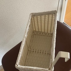 扉にかけられるカゴの画像