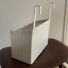 扉にかけられるカゴの画像