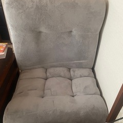 ソファーと座椅子とテーブルセットの画像