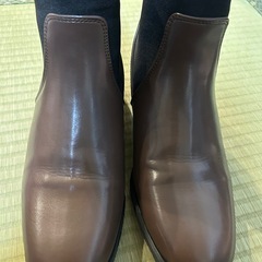 サイドゴアのショートブーツ。きれい目の画像