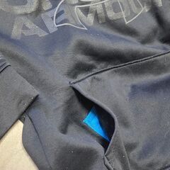 アンダーアーマー UNDER ARMOR 黒 フード付き スウェット ポケットの画像