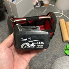 工具箱、マキタバッテリー、充電器、ビスの画像