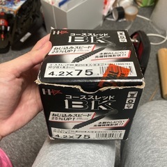 工具箱、マキタバッテリー、充電器、ビスの画像
