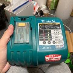 工具箱、マキタバッテリー、充電器、ビスの画像