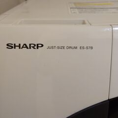 シャープ製のドラム式洗濯機と冷蔵庫の画像