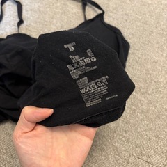 レディース 服 パッド入り トップス タンクトップ ブラック ユニクロの画像