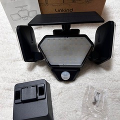 新品✨2個セット　ソーラーライト 屋外 防水 センサーライト 108LED 3面発光 人感センサーの画像