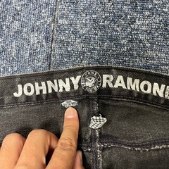 JOHNNY RAMONEのダークグレーのストレートデニムの画像