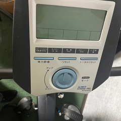 フィットネスバイクと空気清浄機の画像