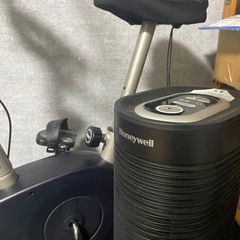 フィットネスバイクと空気清浄機の画像