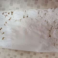 #テーブルセンター白色（ピンク刺繍あり）縁花柄, 横86×縦40㎝の画像