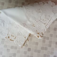 #テーブルセンター白色（ピンク刺繍あり）縁花柄, 横86×縦40㎝の画像