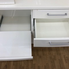 【ドリーム川西店御来店限定】☆ジモティー見たよ♪割引☆  3枚扉食器棚 ホワイト クリーニング済み 【99560000027689】の画像