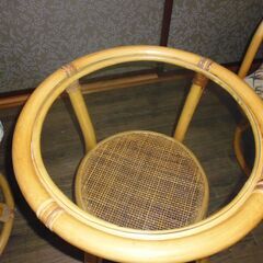 籐(ラタン)の椅子とテーブルの画像