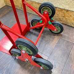 ジ424/ スチール三輪階段昇降機 赤 耐荷重180kg 段差 22cm 220mm 台車 の画像