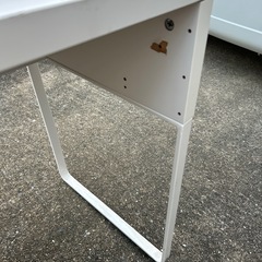 IKEA　白い机の画像