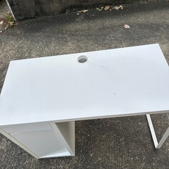 IKEA　白い机の画像
