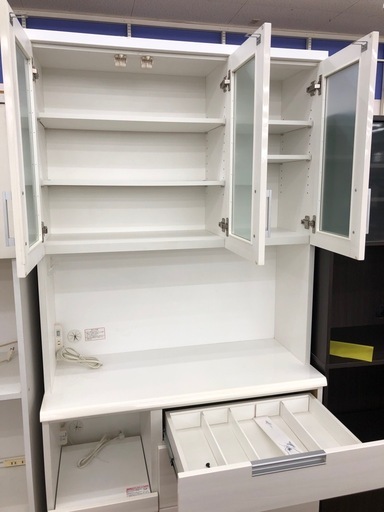 【ドリーム川西店御来店限定】☆ジモティー見たよ♪割引☆  3枚扉食器棚 ニトリ ダリア  クリーニング済み 【995600000276