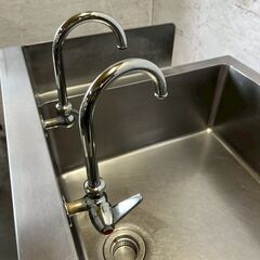 ステンレス製 1槽シンク W750×D750×H800 水栓2本付 厨房 厨房機器 店舗 店舗用品 ステンレスシンク 中段付き バックガード Y2303の画像