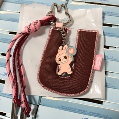 【ポップマート成田空港にて購入】ラブブ アルファベット イニシャル ペンダント キーホルダー Uの画像