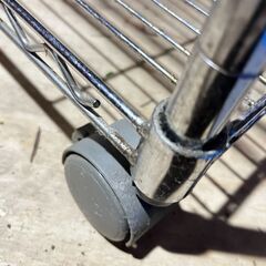スチールラック 2段 ローラー付 ※汚れ多数の画像