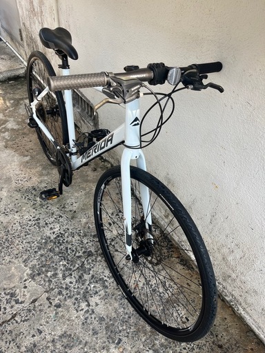 8段ギア‼️ MERIDAクロスバイク700×32C自転車バイク街乗り通勤車通学車?プロフ必読