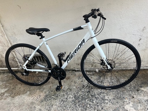 8段ギア‼️ MERIDAクロスバイク700×32C自転車バイク街乗り通勤車通学車?プロフ必読