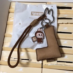 【ポップマート成田空港にて購入】ラブブ アルファベット イニシャル ペンダント キーホルダーの画像