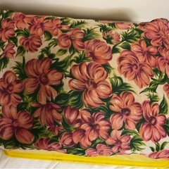 ☺️枕  26✖️36✖️h最大約11cm  アイボリーに赤い花柄の画像