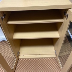 ガラス扉付き収納棚の画像