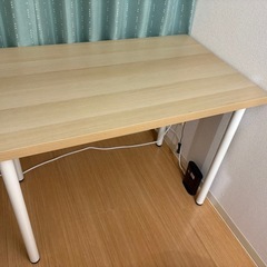 イケアの机と家庭用品の画像