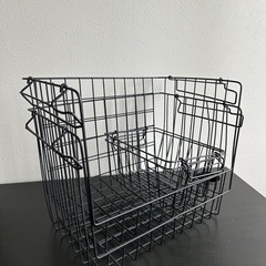 ミラーとカゴバックとワイヤーバスケットの画像