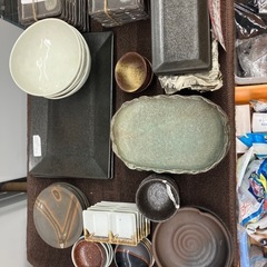 引取限定商品　陶器製食器セット さまざまなサイズの画像