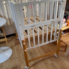 ベビーベッドの画像