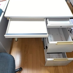 スチールデスク（机）と椅子の画像
