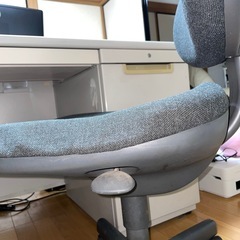 スチールデスク（机）と椅子の画像