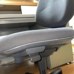スチールデスク（机）と椅子の画像