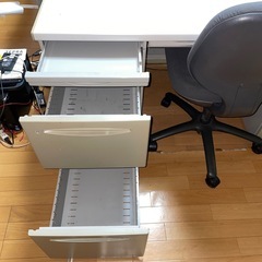 スチールデスク（机）と椅子の画像
