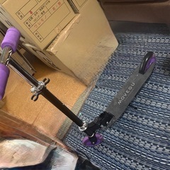 【ほぼ未使用】MOVEGU キックボード 紫 光るホイール 折りたたみ式 本体のみの画像