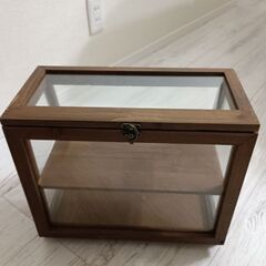 ガラスキャビネットの画像