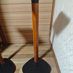 【美品】スピーカースタンド 天然木デザイン 耐荷重10kg 高さ78cm ペア 2本セット 金属製 フロアスタンド ブラック＆木目の画像