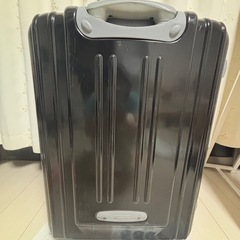 黒キャリーケースの画像